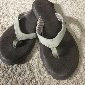 GUC Sanuk flip flops brown super comfortable.